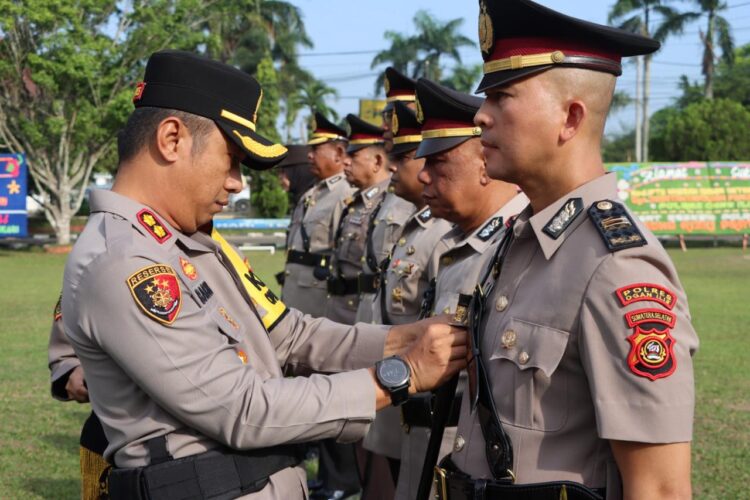 Polres Ogan Ilir Polda Sumsel melaksanakan upacara serah terima jabatan (sertijab) sejumlah Pejabat Utama pada Kamis, 3 Oktober 2024. Kegiatan tersebut berlangsung di Lapangan Mapolres Ogan Ilir dengan dipimpin langsung oleh Kapolres Ogan Ilir, AKBP Bagus Suryo Wibowo, SIK, sebagai Inspektur Upacara (Irup).