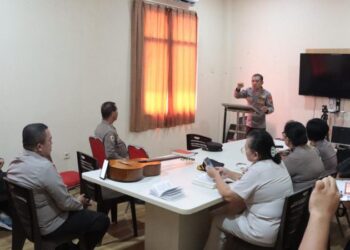 Polresta Manado menyelenggarakan kegiatan Pembinaan Rohani dan Mental (Binrohtal) yang melibatkan personel beragama Kristen dan Muslim. Acara ini berlangsung di Mako dengan suasana yang penuh kekhusyukan, mencerminkan semangat kebersamaan dan toleransi antar umat beragama di lingkungan kepolisian, Kamis (3/10/2024).