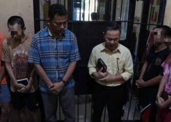 Polresta Manado menggelar kegiatan rutin Binrohtal (Bina Rohani dan Mental) yang berlangsung setiap minggu. Kegiatan ini tidak hanya bertujuan untuk memperkuat mental dan spiritual para tahanan, tetapi juga untuk membangun rasa percaya diri dan harapan akan masa depan yang lebih baik, Kamis (3/10/2024).