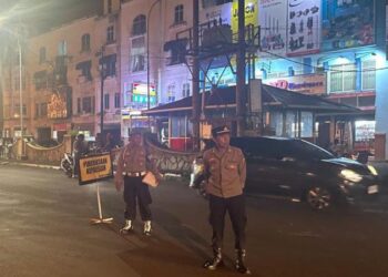 Polresta Manado telah melaksanakan program Kegiatan Rutin Yang Ditingkatkan (KRYD) pada malam hari. Langkah ini diambil sebagai respons terhadap kebutuhan keamanan yang semakin meningkat, terutama di kawasan-kawasan yang sering dilalui warga pada malam hari, Rabu (3/10/2024) malam.