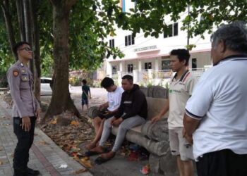 Personel Polsek jajaran kini intensifkan kegiatan sambang warga. Kegiatan ini merupakan bagian dari program peningkatan hubungan antara kepolisian dan masyarakat, serta untuk memastikan keamanan lingkungan tetap terjaga, Kamis (3/10/2024). malam.