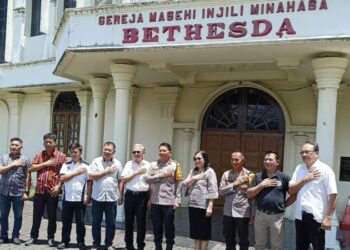 Dalam rangka kunjungan resmi Irjen Pol Roycke Harry Langie, Kapolda Sulawesi Utara, Polsek Sario melaksanakan pengamanan ketat di Gereja GMIM Bethesda Ranotana, Kamis (3/10/2024)