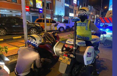 Satuan Lalu Lintas (Satlantas) Polresta Manado meluncurkan program patrolling terbaru yang diberi nama “Silau Mata”. Program ini bertujuan untuk memperkuat kehadiran polisi di area keramaian kota, khususnya di jam-jam sibuk, Rabu (2/10/2024).