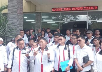 BERI PENJELASAN: Ketua DPD HBB Sumut, Tomson Marisi Parapat memberi penjelasan usai membuat lapoan ke SPKT Polda Sumut terkait video tiktok Ratu Entok yang diduga menghina agama Kristen, Jumat (4/10/2024). (Foto: SNN/ Tumpal Manik)