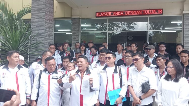 BERI PENJELASAN: Ketua DPD HBB Sumut, Tomson Marisi Parapat memberi penjelasan usai membuat lapoan ke SPKT Polda Sumut terkait video tiktok Ratu Entok yang diduga menghina agama Kristen, Jumat (4/10/2024). (Foto: SNN/ Tumpal Manik)