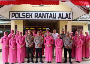 Kapolres Ogan Ilir AKBP Bagus Suryo Wibowo, S.I.K, beserta Ketua Bhayangkari Cabang Ogan Ilir, Ny. Asriana Bagus, melaksanakan kunjungan kerja ke Polsek Rantau Alai. Kegiatan tersebut dimulai pada pukul 08.30 WIB dan dihadiri oleh jajaran Polres Ogan Ilir serta sejumlah pengurus Bhayangkari.