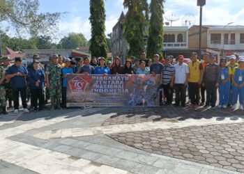 Jumat (4/10), pukul 08.00 WIB, personel Polsek Pangururan dan Koramil Pangururan bersama Dinas Lingkungan Hidup serta Pemadam Kebakaran mengadakan gotong royong di Taman Sitolu Hae Horbo, Kelurahan Pasar Pangururan, Kecamatan Pangururan, Kabupaten Samosir. Kegiatan ini dilaksanakan sebagai bagian dari perayaan HUT TNI.