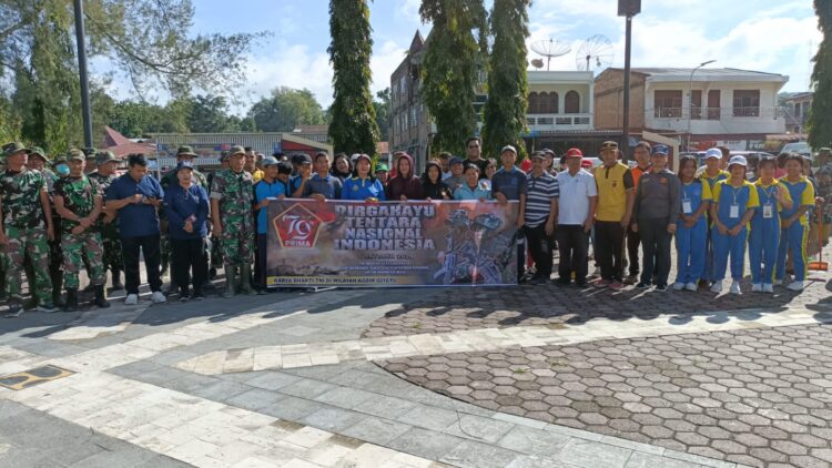 Jumat (4/10), pukul 08.00 WIB, personel Polsek Pangururan dan Koramil Pangururan bersama Dinas Lingkungan Hidup serta Pemadam Kebakaran mengadakan gotong royong di Taman Sitolu Hae Horbo, Kelurahan Pasar Pangururan, Kecamatan Pangururan, Kabupaten Samosir. Kegiatan ini dilaksanakan sebagai bagian dari perayaan HUT TNI.