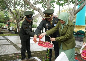 Komando Distrik Militer 0402/OKI laksanakan Kegiatan Upacara Ziarah Taman Makam Pahlawan Kusumanegara Kecamatan Kayuagung Kabupaten Ogan Komering Ilir serta memberikan santunan ke Anak Yatim "Panti Anak Tunas Harapan Kayuagung" di wilayah Kedaton Kecamatan Kayuagung Kabupaten Ogan Komering Ilir dan anjangsana ke warakawuri, dalam rangka HUT TNI Ke -79 tahun, Jumat (04/10/2024).