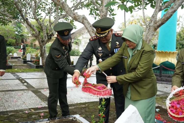 Komando Distrik Militer 0402/OKI laksanakan Kegiatan Upacara Ziarah Taman Makam Pahlawan Kusumanegara Kecamatan Kayuagung Kabupaten Ogan Komering Ilir serta memberikan santunan ke Anak Yatim "Panti Anak Tunas Harapan Kayuagung" di wilayah Kedaton Kecamatan Kayuagung Kabupaten Ogan Komering Ilir dan anjangsana ke warakawuri, dalam rangka HUT TNI Ke -79 tahun, Jumat (04/10/2024).