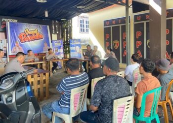 Polresta Manado kembali menggelar kegiatan Jumat Bacarita yang kali ini mengambil tema penting tentang lalu lintas. Acara yang berlangsung di halaman Polresta Manado ini dihadiri oleh berbagai elemen masyarakat, termasuk pelajar, pengemudi, dan warga umum, Jumat (4/10/2024).