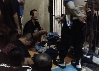 Tim dari Propam Polda Sulut yang dipimpin oleh IPTU Jemmy Worong melakukan sidak di Rutan Polresta Manado. Dalam kegiatan ini, IPTU Jemmy didampingi oleh lima anggota Propam Polda Sulut, Kasat Tahti Akp Nurhidayat Potabuga, serta anggota Tahti dan Provos Polresta Manado, Kamis (3/10/2024).