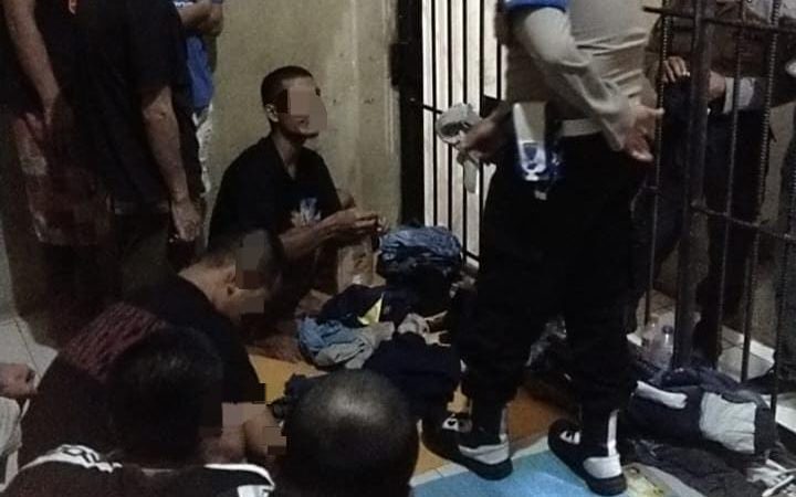 Tim dari Propam Polda Sulut yang dipimpin oleh IPTU Jemmy Worong melakukan sidak di Rutan Polresta Manado. Dalam kegiatan ini, IPTU Jemmy didampingi oleh lima anggota Propam Polda Sulut, Kasat Tahti Akp Nurhidayat Potabuga, serta anggota Tahti dan Provos Polresta Manado, Kamis (3/10/2024).