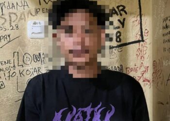 Resmob Polres Palopo mengungkap kasus penyebaran video porno di Kota Palopo. Dalam kasus itu, seorang pemuda diamankan aparat kepolisian. Pemuda itu berinisial RA (22). Dia diamankan di Alfamidi Super Binturu, Jumat (4/10/2024), jalan Jendral Sudirman, Kelurahan Binturu, Kecamatan Wara Selatan, Kota Palopo.