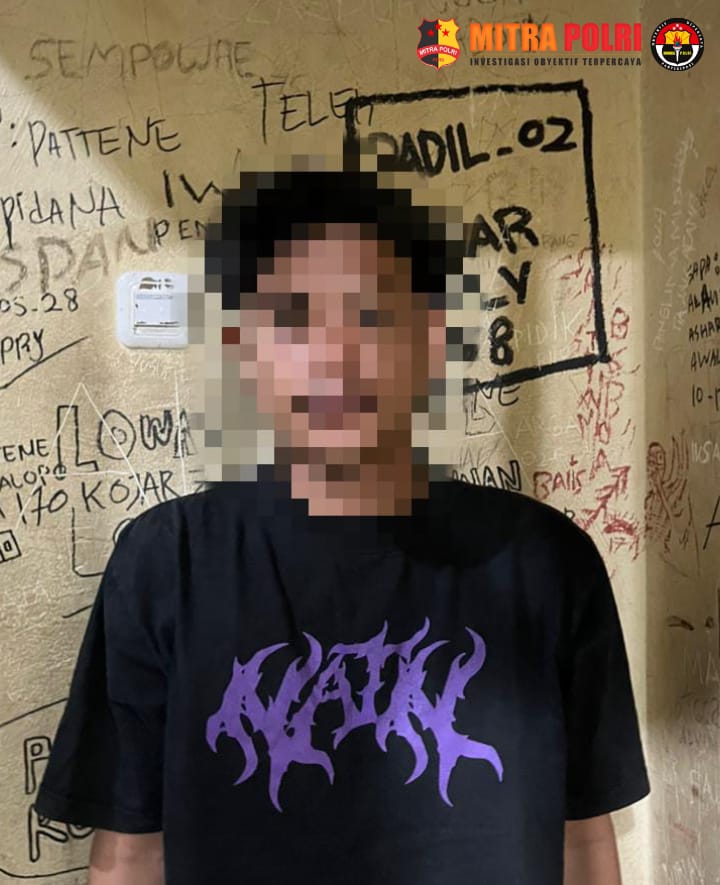 Resmob Polres Palopo mengungkap kasus penyebaran video porno di Kota Palopo. Dalam kasus itu, seorang pemuda diamankan aparat kepolisian. Pemuda itu berinisial RA (22). Dia diamankan di Alfamidi Super Binturu, Jumat (4/10/2024), jalan Jendral Sudirman, Kelurahan Binturu, Kecamatan Wara Selatan, Kota Palopo.