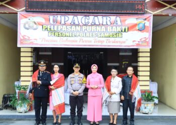 Kapolres Samosir, AKBP Yogie Hardiman, S.H., S.I.K., M.H memimpin upacara pelepasan wisuda purna bhakti bagi dua perwira Polres Samosir dan satu PNS Polres Samosir di Lapangan Mako Polres Samosir, Sabtu (05/10/2024).