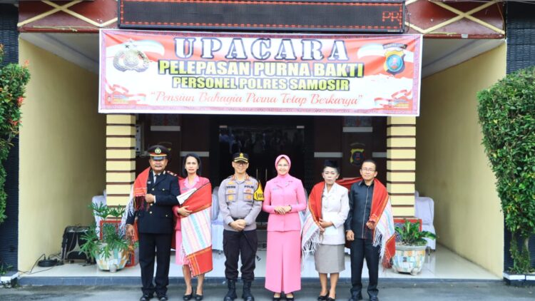 Kapolres Samosir, AKBP Yogie Hardiman, S.H., S.I.K., M.H memimpin upacara pelepasan wisuda purna bhakti bagi dua perwira Polres Samosir dan satu PNS Polres Samosir di Lapangan Mako Polres Samosir, Sabtu (05/10/2024).