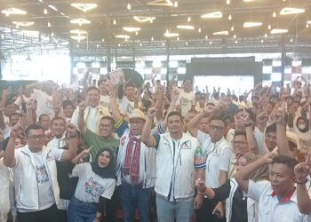 FOTO BERSAMA: Boby Nasution, Hinca Panjaita, Irwansyah Hasibuan foto bersama peserta Projo Muda di Majelis Kupie, Sabtu (5/10/2024). (Foto Dok/ T77)