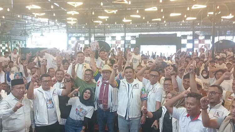 FOTO BERSAMA: Boby Nasution, Hinca Panjaita, Irwansyah Hasibuan foto bersama peserta Projo Muda di Majelis Kupie, Sabtu (5/10/2024). (Foto Dok/ T77)