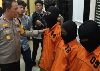 DIINTROGASI: Kapolres Pelabuhan Belawan mengintrogasi salah seorang bandit jalanan, pelaku penganianyaan, yang menewaskan sopir truk di Belawan, Sabtu (5/10/2024).(Foto Dok/Polres Belawan)