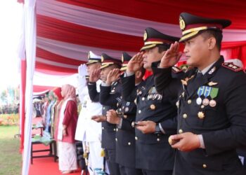 Kapolresta Manado Kombes Pol Julianto Sirait turut serta dalam Upacara Peringatan Hari Ulang Tahun ke-79 Tentara Nasional Indonesia (TNI) yang digelar di Lapangan Pohon Kasih Megamas Kota Manado, Sabtu (5/10/2024).