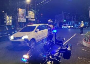 Satuan Lalu Lintas (Sat Lantas) Polresta Manado menggelar kegiatan patroli dengan tema “Silau Mata” yang berlangsung pada malam hari. Patroli ini menggunakan lampu biru yang menyala terang sebagai tanda siaga, bertujuan untuk memberikan rasa aman kepada masyarakat di area keramaian, Jumat (4/10/2024).