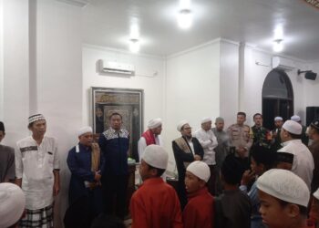 Kapolsek Indralaya, AKP Junardi, SH, MAP, beserta anggota Bhabinkamtibmas Aipda Anwar menghadiri acara penutupan Safari Maulid Tsalatsin yang digelar di Mushola Faqihil Muqoddam, Kampung Sholawat, Desa Tanjung Baru, Kecamatan Indralaya Utara, Kabupaten Ogan Ilir, pada Jumat (4/10/2024) malam.