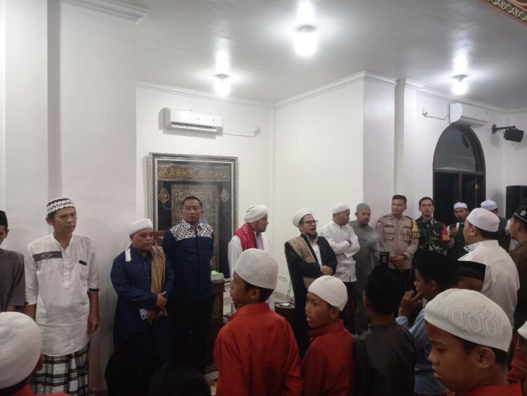 Kapolsek Indralaya, AKP Junardi, SH, MAP, beserta anggota Bhabinkamtibmas Aipda Anwar menghadiri acara penutupan Safari Maulid Tsalatsin yang digelar di Mushola Faqihil Muqoddam, Kampung Sholawat, Desa Tanjung Baru, Kecamatan Indralaya Utara, Kabupaten Ogan Ilir, pada Jumat (4/10/2024) malam.