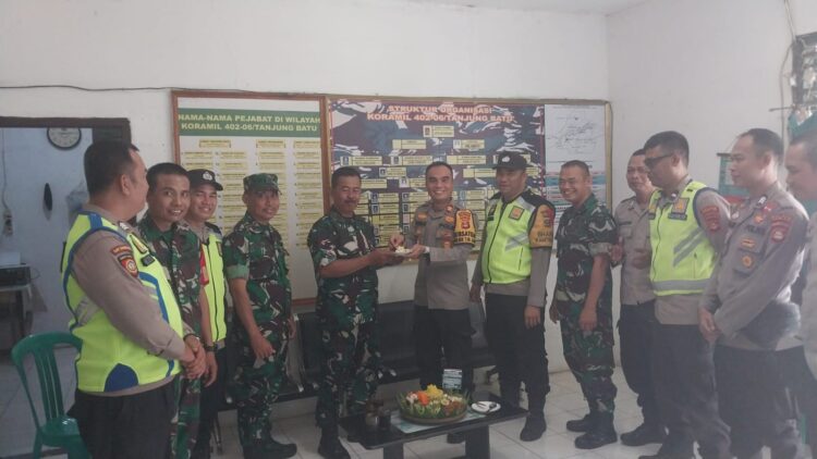 Polsek Tanjung Batu beserta jajarannya melaksanakan kegiatan memberikan kejutan dan ucapan selamat HUT TNI ke-79 kepada personil Koramil 402-06 Tanjung Batu. Kegiatan ini berlangsung pada Sabtu, 05 Oktober 2024, sekitar pukul 09.00 WIB di Markas Koramil 402-06 Tanjung Batu, Kelurahan Tanjung Batu, Kecamatan Tanjung Batu, Kabupaten Ogan Ilir.