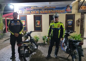 Polres Samosir bersama Polsek Simanindo melaksanakan Patroli Presisi dan penertiban tempat hiburan malam (THM) pada Sabtu malam (5/10/2024). Kegiatan ini berlangsung di wilayah hukum Polsek Simanindo dan dipimpin langsung oleh Kapolsek Simanindo, IPTU Ramadan Siregar, S.H., M.H., serta didampingi Perwira Pengawas Polres Samosir, IPDA Jusuf Ketaren. Sebanyak 29 personel gabungan dari berbagai satuan, termasuk Sat Narkoba dan Pos Lalu Lintas, turut ambil bagian dalam patroli ini.