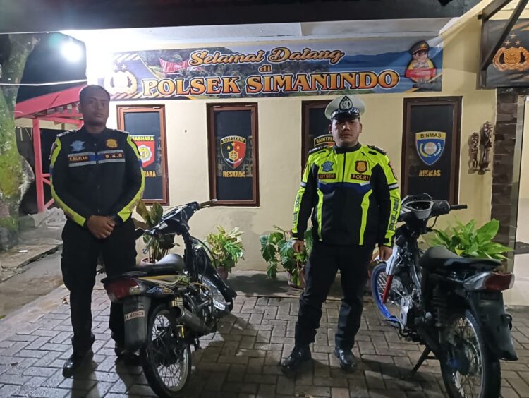 Polres Samosir bersama Polsek Simanindo melaksanakan Patroli Presisi dan penertiban tempat hiburan malam (THM) pada Sabtu malam (5/10/2024). Kegiatan ini berlangsung di wilayah hukum Polsek Simanindo dan dipimpin langsung oleh Kapolsek Simanindo, IPTU Ramadan Siregar, S.H., M.H., serta didampingi Perwira Pengawas Polres Samosir, IPDA Jusuf Ketaren. Sebanyak 29 personel gabungan dari berbagai satuan, termasuk Sat Narkoba dan Pos Lalu Lintas, turut ambil bagian dalam patroli ini.