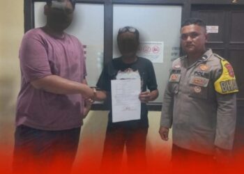 Bhabinkamtibmas Polsek Tuminting mengambil langkah inovatif dengan menerapkan pendekatan problem solving untuk menyelesaikan berbagai permasalahan yang terjadi di wilayahnya. Melalui dialog terbuka dan kolaborasi dengan masyarakat, petugas Bhabinkamtibmas berhasil meredakan ketegangan yang muncul akibat konflik antarwarga, Minggu (6/10/2024).