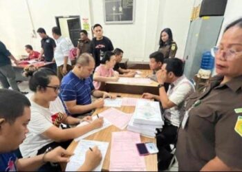 LIMPAHKAN: Polda Sumut limpahkan pasutri dan 3 tersangka pabrik ekstasi rumahan. (Foto Dok/ Polda Sumut)
