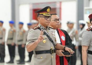 LANTIK: Kapolda Sumut Irjen Pol Whisnu Hermawan Februanto resmi melantik Kombes Pol Gidion Arif Setyawan menjadi Kapolrestabes Medan di Aula Tribrata Mapolda Sumut, Senin (7/10/2024).(Foto Dok/ Polda Sumut)