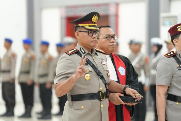 LANTIK: Kapolda Sumut Irjen Pol Whisnu Hermawan Februanto resmi melantik Kombes Pol Gidion Arif Setyawan menjadi Kapolrestabes Medan di Aula Tribrata Mapolda Sumut, Senin (7/10/2024).(Foto Dok/ Polda Sumut)