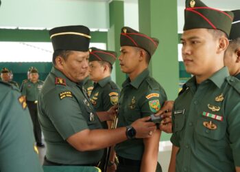 Komandan Kodim (Dandim) 0402/OKI, Letkol Inf Yontri Bhakti SH MH memimpin secara langsung upacara pelantikan kenaikan pangkat Bintara dan Tamtama Periode 1 Oktober 2024, Senin 7 Oktober 2024.