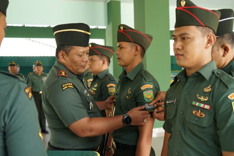 Komandan Kodim (Dandim) 0402/OKI, Letkol Inf Yontri Bhakti SH MH memimpin secara langsung upacara pelantikan kenaikan pangkat Bintara dan Tamtama Periode 1 Oktober 2024, Senin 7 Oktober 2024.
