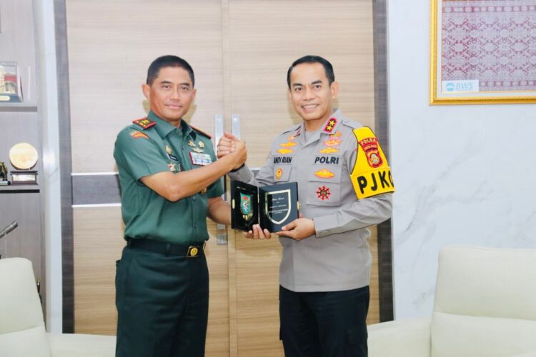 Kapolda Sumsel Irjen Andi Rian R Djajadi Sik MH melakukan kunjungan silaturahmi ke Makodam II Sriwijaya di jalan Jenderal Sudirman Palembang, Senin (07/10/2024).