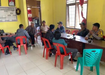 Polres Samosir melalui Bhabinkamtibmas melaksanakan kegiatan "Cooling System" di sejumlah desa di Kabupaten Samosir pada Selasa, 8 Oktober 2024. Kegiatan ini bertujuan untuk menciptakan suasana Pilkada yang damai serta menegaskan netralitas Polri dalam penyelenggaraan Pemilu.