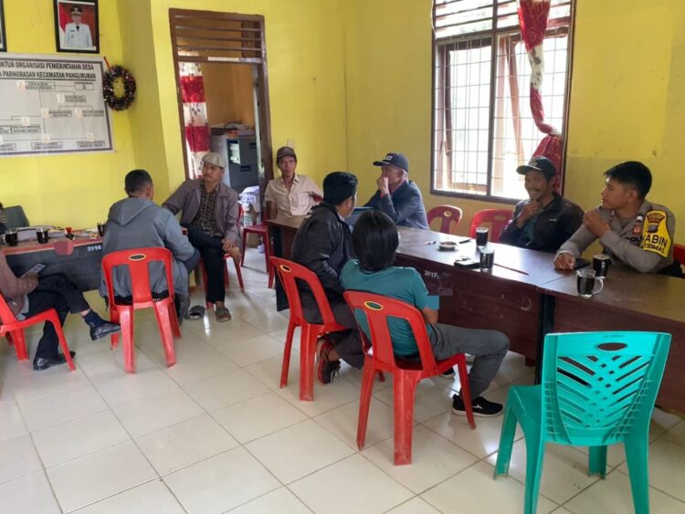 Polres Samosir melalui Bhabinkamtibmas melaksanakan kegiatan "Cooling System" di sejumlah desa di Kabupaten Samosir pada Selasa, 8 Oktober 2024. Kegiatan ini bertujuan untuk menciptakan suasana Pilkada yang damai serta menegaskan netralitas Polri dalam penyelenggaraan Pemilu.