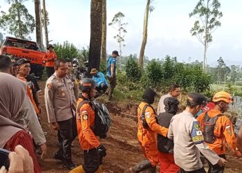 Kapolres Purbalingga AKBP Rosyid Hartanto memantau langsung proses pencarian pendaki Gunung Slamet yang dilaporkan tersesat hingga berhasil ditemukan oleh tim SAR Gabungan, Selasa (8/10/2024) siang.