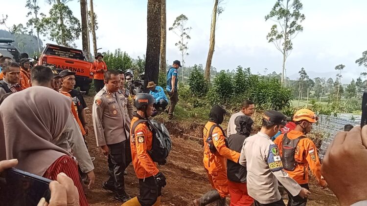 Kapolres Purbalingga AKBP Rosyid Hartanto memantau langsung proses pencarian pendaki Gunung Slamet yang dilaporkan tersesat hingga berhasil ditemukan oleh tim SAR Gabungan, Selasa (8/10/2024) siang.