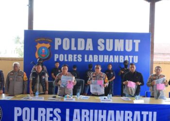 Polres Labuhanbatu melaksanakan kegiatan Press Release terkait pengungkapan kasus tindak pidana narkotika dan pembakaran satu unit rumah serta mobil di wilayah hukum Polres Labuhanbatu. Kegiatan ini berlangsung di Gedung Serbaguna Polres Labuhanbatu, Selasa (08/10/2024). Turut hadir Kapolres Labuhanbatu AKBP Dr. Bernhard L. Malau, S.I.K., M.H., Waka Polres Labuhanbatu KOMPOL H. Matondang, S.H., M.H., Kasat Narkoba AKP, Kasat Reskrim AKP Tengku Rivanda Ikhsan, S.Trk., S.I.K., M.A., para PJU Polres Labuhanbatu, serta insan pers.