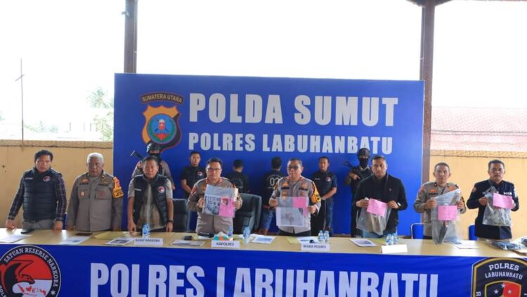 Polres Labuhanbatu melaksanakan kegiatan Press Release terkait pengungkapan kasus tindak pidana narkotika dan pembakaran satu unit rumah serta mobil di wilayah hukum Polres Labuhanbatu. Kegiatan ini berlangsung di Gedung Serbaguna Polres Labuhanbatu, Selasa (08/10/2024). Turut hadir Kapolres Labuhanbatu AKBP Dr. Bernhard L. Malau, S.I.K., M.H., Waka Polres Labuhanbatu KOMPOL H. Matondang, S.H., M.H., Kasat Narkoba AKP, Kasat Reskrim AKP Tengku Rivanda Ikhsan, S.Trk., S.I.K., M.A., para PJU Polres Labuhanbatu, serta insan pers.