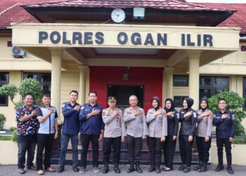 Polres Ogan Ilir menggelar kegiatan monitoring dan peliputan berita yang diadakan oleh Bidang Humas Polda Sumsel. Acara yang dilaksanakan di Aula Polres Ogan Ilir ini bertujuan untuk memperkuat kemampuan komunikasi dan publikasi di lingkungan kepolisian, sekaligus mempererat sinergi antar bagian Humas baik di tingkat Polda maupun Polres, Rabu (09/10/2024)
