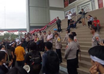 Personel Kepolisian Resor Kota (Polresta) Manado kembali memperlihatkan dedikasi mereka dalam menjaga keamanan dengan pendekatan yang humanis. Kali ini, aksi damai yang diinisiasi oleh Aliansi Masyarakat Peduli Lingkungan Tolak Reklamasi (AMPLTR) di Kantor DPRD Provinsi Sulawesi Utara berlangsung tertib dan aman berkat kehadiran petugas yang sigap namun tetap bersahabat, Senin (7/10/2024).