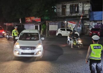 Sat Lantas Polresta Manado meluncurkan program inovatif bernama “Silau Mata” (Siaga Lampu Biru di Keramaian Kota). Program ini bertujuan untuk meningkatkan visibilitas dan kewaspadaan pengendara serta pejalan kaki di daerah-daerah padat aktivitas, Senin (7/10/2024) malam.