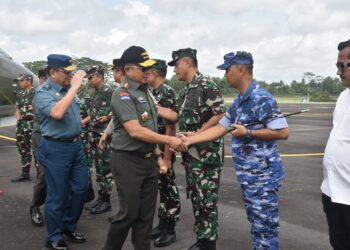 Komandan Lanud J.B. Soedirman Letkol Pnb Tatag Onne Setiawan, S.I.P., M.Han., menyambut kedatangan Panglima TNI Jenderal TNI Agus Subiyanto, S.E., M.Si., beserta rombongan, bertempat di Bandara Tunggul Wulung, Kabupaten Cilacap. Rabu (09/10/2024).