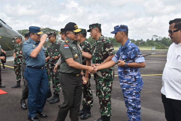 Komandan Lanud J.B. Soedirman Letkol Pnb Tatag Onne Setiawan, S.I.P., M.Han., menyambut kedatangan Panglima TNI Jenderal TNI Agus Subiyanto, S.E., M.Si., beserta rombongan, bertempat di Bandara Tunggul Wulung, Kabupaten Cilacap. Rabu (09/10/2024).