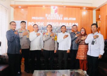 Dalam kunjungannya ke kantor Badan Pengawas Pemilu (Bawaslu) Provinsi Sumsel, di jalan Opi Raya, Jakabaring Kelurahan 15 Ulu, Seberang Ulu I, Sungai Kedukan Rambutan, kota Palembang Selasa (8/10/2024), Kapolda Irjen Andi Rian R Djajadi mengatakan proses Pilkada saat ini berada pada tahap kampanye dan menjadi perhatian tersendiri bagi penyelenggara (KPU) dan pengawas (Bawaslu).